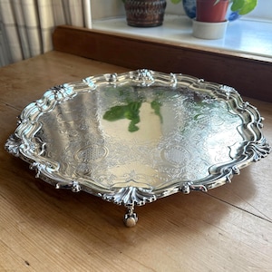 Groot presenteerblad sterlingzilver, Hawksworth, Eyre and Co, London antiek 1902 Edwardiaans zwaar rond dienblad zeer versierd met drie poten (b 38 cm)