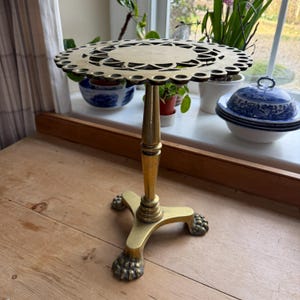 Antiek Georgisch massief messing rond voetstuk lakei of onderzetter (28 cm), Engeland c1800