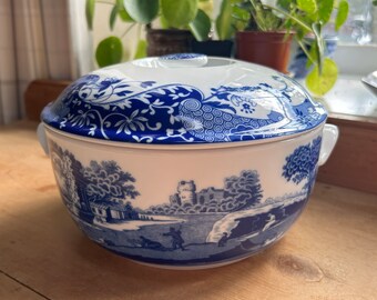 Spode, England 2005 2.3L 4pt oven to table round covered casserole or baking pot and serving dish in Blue Italian pattern