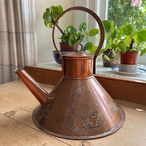 Copper ship’s mess kettle, England antique early 19th C Georgian 2L 3.5pt of circular form with lid and engraved marine decoration H30cm