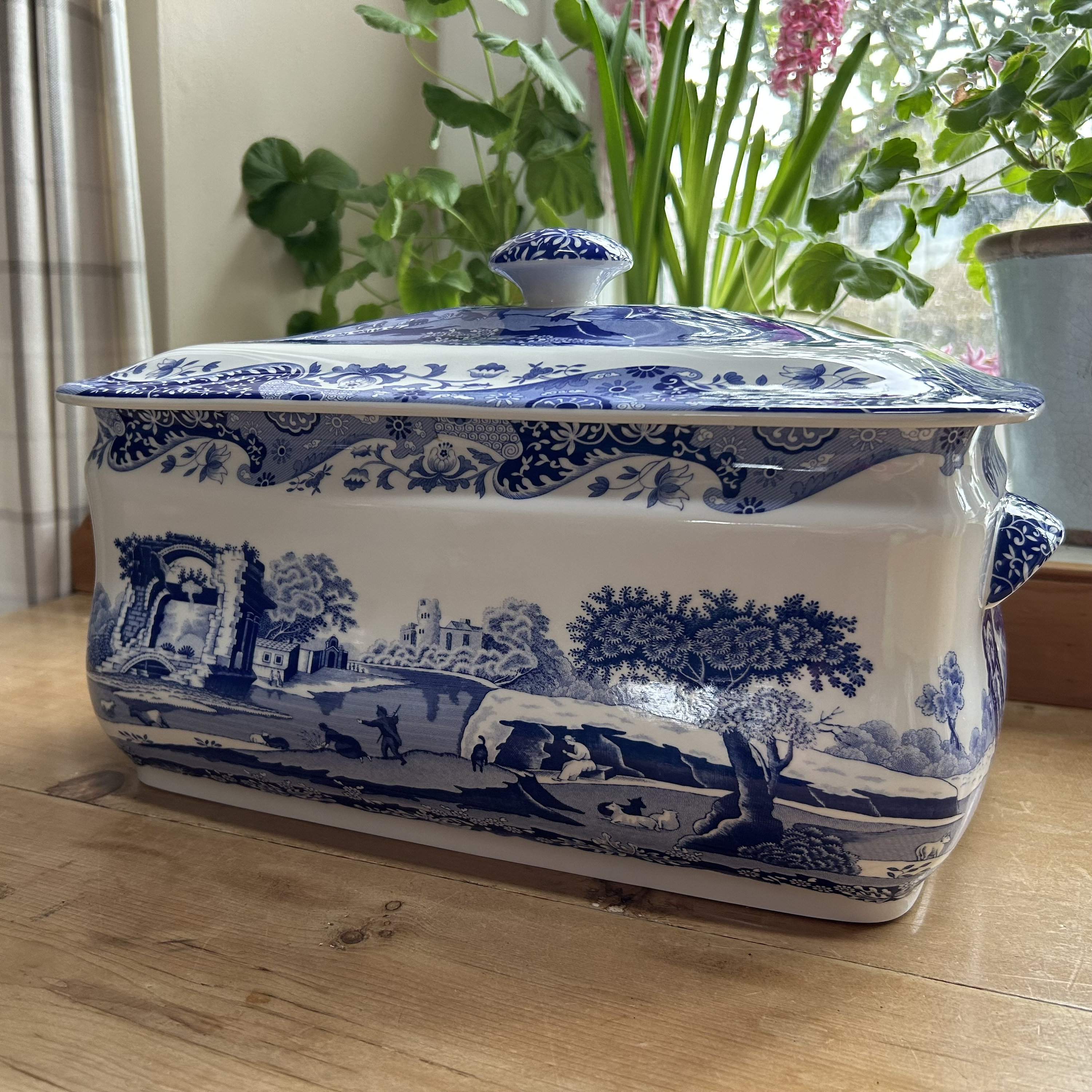 Spode, England 2007 Very Large Covered Rectangular Baluster Side