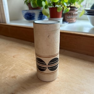 Vintage trojkavaas van Ruth Larratt, gesigneerd 14 cm, Engeland, 1971-72