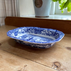 Spode, Inglaterra 1976-1999 prato retangular aberto para servir ou servir vegetais com borda em padrão italiano azul Largura 23,5 cm 9,25 pol.