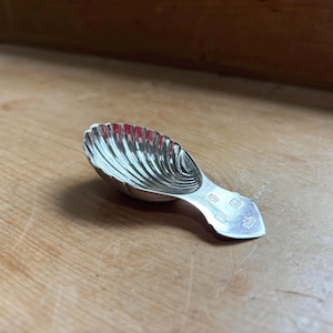 Vintage Elizabeth II Sterling Silver Snäckmönster Caddy Scoop Sked L8,2 cm, Chick London 1978