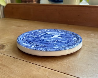 Spode, Inglaterra vintage 1985 pequeño soporte redondo o salvamanteles para tetera u otra jarra o olla caliente en azul italiano W 14,5 cm 5,7 pulgadas