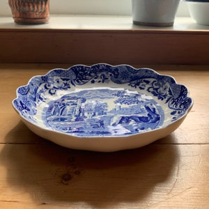 Spode, England vintage 2000-2005 medium round fluted and scalloped dessert dish or serving bowl in Blue Italian pattern Width 21.5cm 8.5in