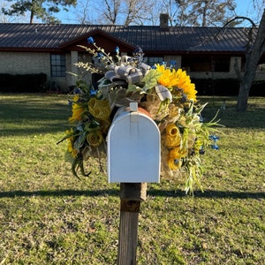 Handcrafted Sunflower Mailbox Topper, Decorative Metal Sunflower Mailbox Attachment, Rustic Outdoor Mailbox Accessory for Garden Lovers