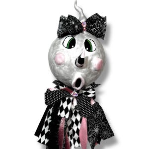 Handmodellierter Halloween-Geist-Kranz-Aufsatz - Vintage-Rosa-Schwarz-Gothic-Dekor, Geister-Gesichtsverzierung, limitierte Halloween-Kunst