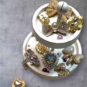 Bougie As Hale Pearl Bling Box – 12 Assorted Luxe Embellishments for DIY, Wreaths, Ornaments & Crafts, Brooches, Rhinestones for DIY