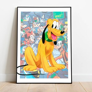 Op de afbeelding: Een ingelijste print met Pluto, de gele hond met een groene halsband, in een zittende pose. De achtergrond is gevuld met verschillende Disney-stripfiguren. Het kunstwerk staat tegen een witte muur en een houten vloer.