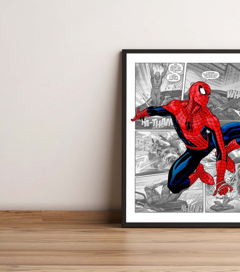 K&ouml;nnte beinhalten: Ein Schwarzwei&szlig;-Comic-Panel mit Spider-Man in einem rot-blauen Anzug, der durch die Stadt schwingt. Der Text im Panel lautet "KA-THAM" und "KA-ZING".