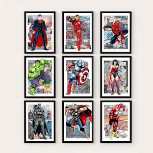 Könnte beinhalten: Ein Set aus neun gerahmten Comic-Covern mit verschiedenen Superhelden, darunter Superman, Iron Man, Spider-Man, Hulk, Captain America, Wonder Woman, Batman, Thor und Flash.