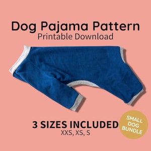 Op de afbeelding: Een downloadbaar printbaar patroon voor een hondenpyjama in blauw en grijs. Het patroon bevat drie maten: XXS, XS en S. De afbeelding toont een blauwe pyjama met grijze afwerking op een roze achtergrond.