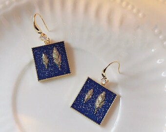 Orecchini quadrati placcati in oro / Orecchini pendenti con piume blu
