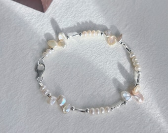 Pearl bracelet/ Dainty Bracelet/ Flower Pearl Bracelet/ Freshwater Pearl bracelet / Stackable Bracelet/Unique Bracelet/Mixed Pearl bracelet