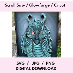 Może przedstawiać: Turkusowa rzeźba reliefowa smoka z czerwonymi oczami i szczegółowymi skrzydłami, na ciemnym tle. Obraz zawiera tekst "Scroll Saw / Glowforge / Cricut" i "SVG / JPG / PNG DIGITAL DOWNLOAD".