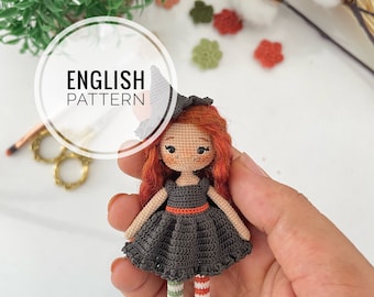 Modello inglese, uncinetto in miniatura, Scarlet Witch, modello mini giocattolo, modello bambola all'uncinetto