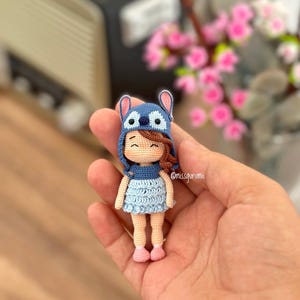 Muñeca de crochet en miniatura, regalo hecho a mano, figura coleccionable en miniatura, muñeca amigurumi en miniatura