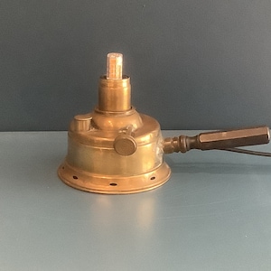 Lámpara de mesa o de escritorio vintage hecha de lámpara de queroseno de latón, lámpara reciclada, lámpara industrial