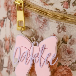Personalized Bow Backpack Tag – Custom Name Bag Charm for Girls – Cute Acrylic Name Tag – Back to School Gift – Kids Bag Label