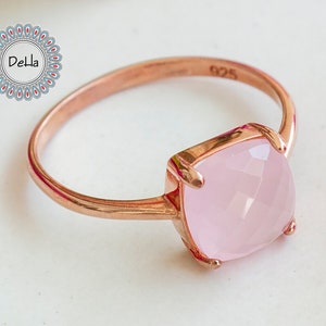 Op de afbeelding: Een ring van roségoud met een vierkante roze edelsteen.