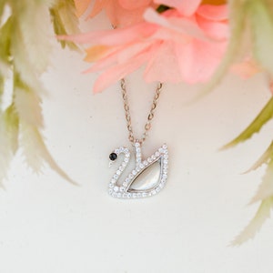 Sterlingzilveren zwaanketting: zirkonia en parelmoer