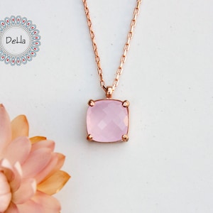 Pequeño collar de cuarzo rosa en oro rosa chapado, collar pequeño de piedras preciosas, semipreciosa rosa, collar inicial de oro rosa