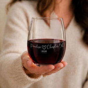 Calice da vino senza stelo personalizzato per il 50° compleanno, regalo personalizzato per il 50° compleanno, calice da vino inciso per celebrare un traguardo importante, ricordo di compleanno per lei