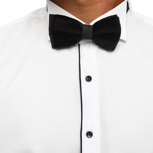 Camisa de hombre con cuello de ala negro y rayas blancas: estilo atemporal, puños franceses, perfecta para eventos de etiqueta y esmóquines