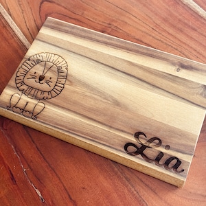 Snack boards for children with personalized engraving, breakfast boards with names and lions, wooden chopping boards for children
