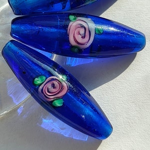 2/5 Perle di vetro ceco lavorate a lume, grandi, fatte a mano, fiore di rosa blu da 33 mm, perle di vetro ceco lavorate a mano, trasparenti, perle boho