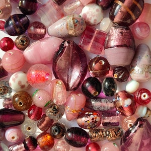 Perles tchèques en verre au chalumeau faites main, sachet surprise 20/50/100 g, soupe au lilas mauve avec perles de verre, emballage de variété de perles au chalumeau, lot de verre mélangé image 1