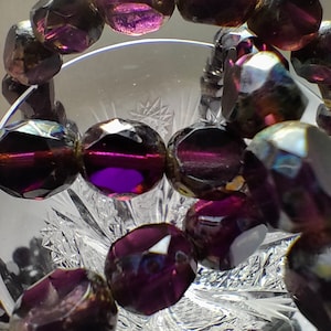 30 perle - Perle rotonde tri-taglio Picasso viola scuro in vetro ceco - Perle in vetro ceco trasparente - 8 mm