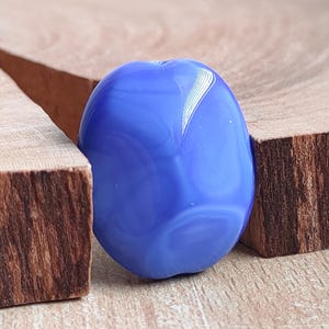Cuenta focal de vidrio checo azul, joyería artesanal bohemia (cuenta ovalada de patata de 25 mm)