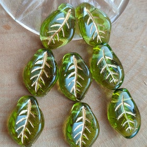 Perline foglia ondulata 15/40, foglia oro verde 14 x 9 mm, perline di vetro ceco, perline trasparenti, forate nella parte superiore, perline per la creazione di gioielli