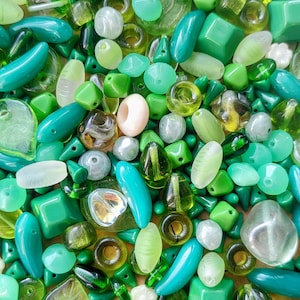 Mieszanka czeskich koralików szklanych, odcienie zieleni, koraliki do tworzenia biżuterii boho (4-30 mm)