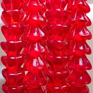 25 cuentas de vidrio checo de flor de campana Premium, tapa de cuentas rojas transparentes de 8x6mm, campana checa prensada, cuentas para hacer joyas