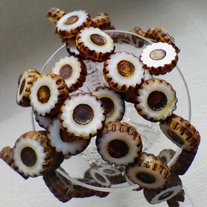 10/25 Perline di vetro ceco Picasso Premium con fiori - Perline bianche in marmo da 12 mm, Perline tagliate a tavola, Perline a forma di margherita, Perline per la creazione di gioielli, Fai da te