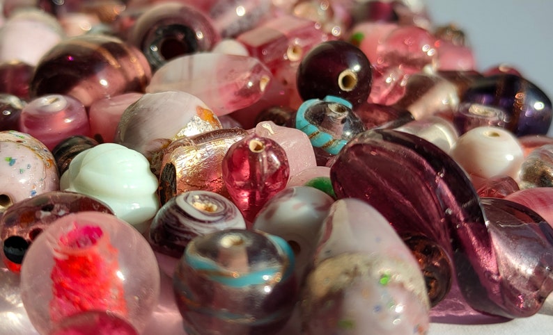 Perles tchèques en verre au chalumeau faites main, sachet surprise 20/50/100 g, soupe au lilas mauve avec perles de verre, emballage de variété de perles au chalumeau, lot de verre mélangé image 6