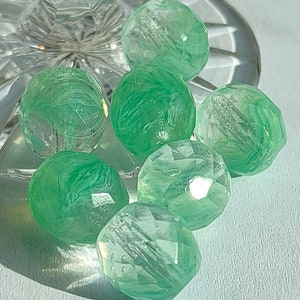 15/50 Perle di vetro ceco lucidate a fuoco di prima qualità, perla rotonda sfaccettata verde chiaro da 10 mm, perla per la creazione di gioielli, perle di vetro trasparente