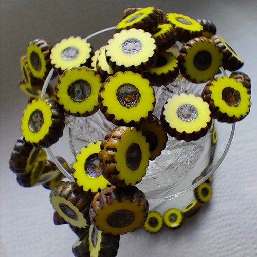 Bellissime Perle Di Vetro Smeraldato A Cristalli Di Cristallo Isoalato Su Fondo Bianco Utilizzo Per Gioielli Con Conifere Spazio Il Image194747646 - Foto 2