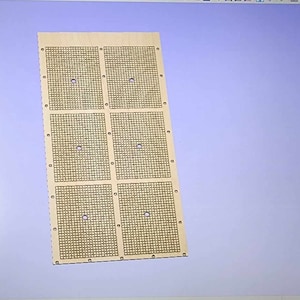 Puede incluir: Una tabla de madera con seis secciones cuadradas, cada una con un patrón de cuadrícula y un pequeño agujero en el centro. La tabla es de color marrón claro y tiene una veta de madera natural.