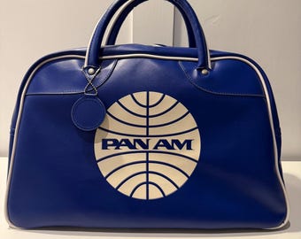 Bolso explorador Pan Am. Acabado en azul con logo blanco. En estado excepcional.