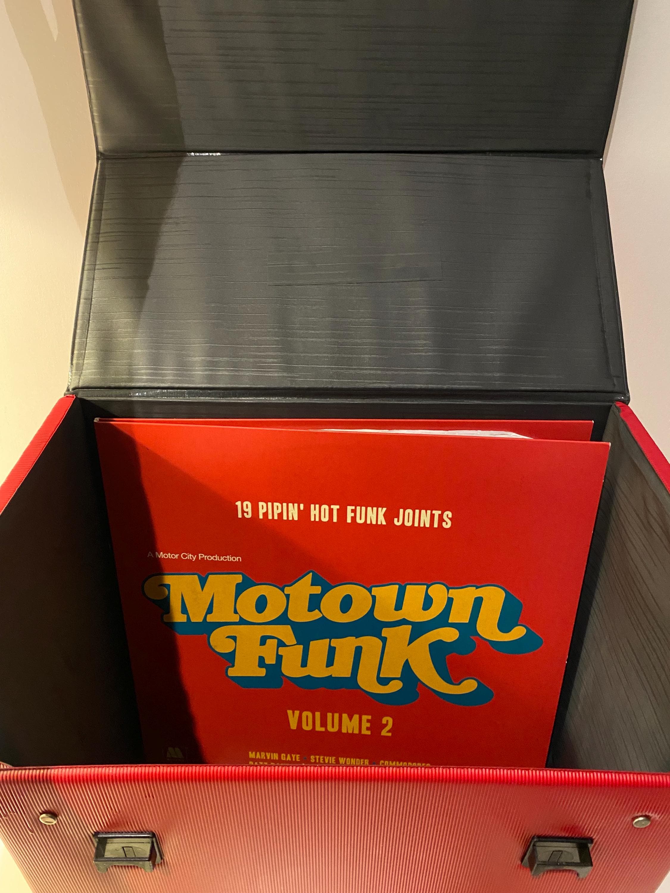 1980年代のヴィンテージ12インチレコードケース。鮮やかなレッドのリブ