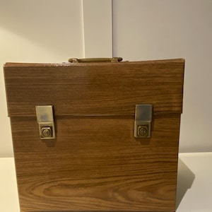 Étui à disques vintage des années 1970 conçu pour transporter des disques vinyles de 50 x 12 po. Fini en teck imitation bois.