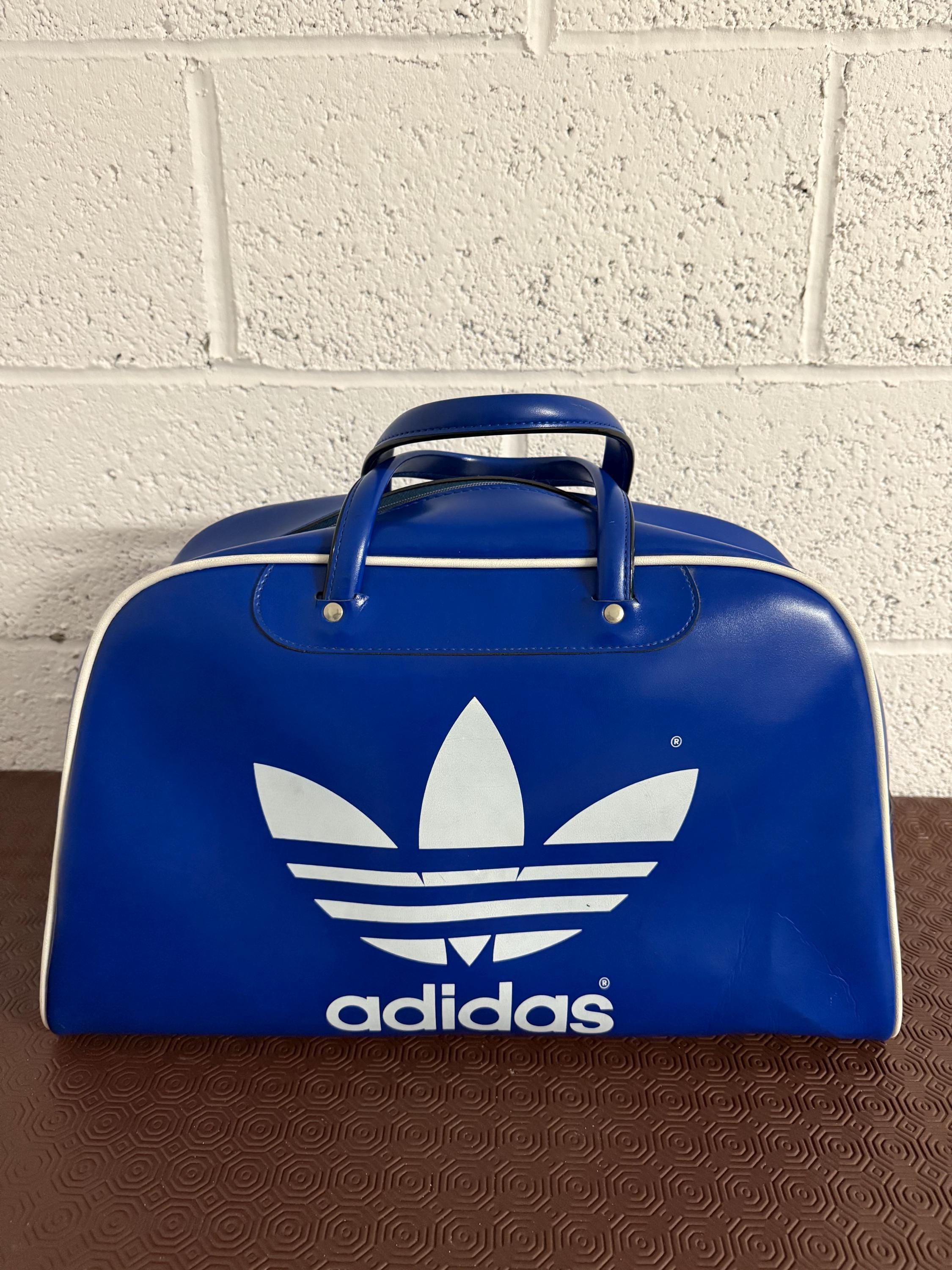 70's ヴィンテージ　ビンテージadidas ボストンバッグ ブルー Adidas Bag. 1970's . Finished in a Blue With White Logo and Trim
