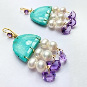 Türkis, weisse Süsswasserperlen und Amethyste Chandelier Ohrringe