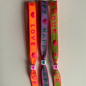 Vrolijke Lint armbandjes: jadore, smiley, dream, love, let love rule, golfjes, pijltjes of hartjes. afbeelding 9