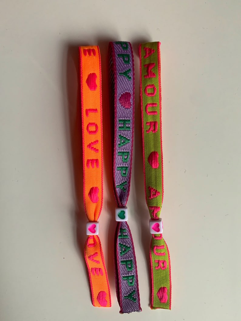 Vrolijke Lint armbandjes: jadore, smiley, dream, love, let love rule, golfjes, pijltjes of hartjes. afbeelding 9