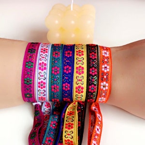 Vrolijke Lint armbandjes: jadore, smiley, dream, love, let love rule, golfjes, pijltjes of hartjes. afbeelding 2